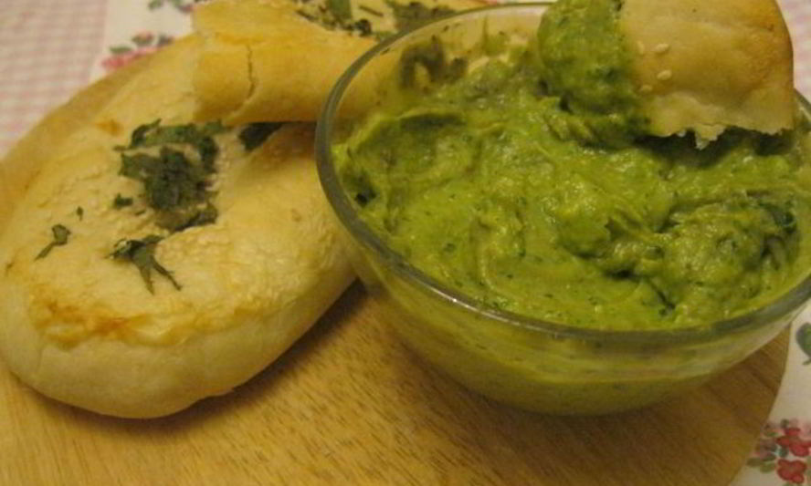 Рецепт индийских лепешек наан с соусом из авокадо