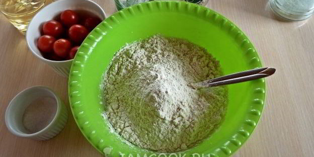 картофельные лепешки с черри и травами