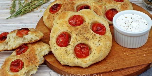 картофельные лепешки с черри и травами