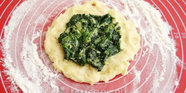 картофельные лепешки со шпинатной начинкой