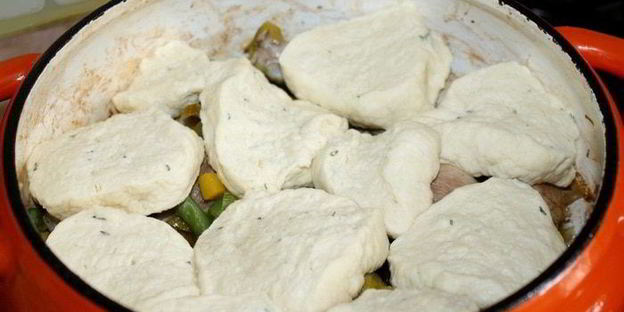 куриный кобблер с тимьяновыми лепешками