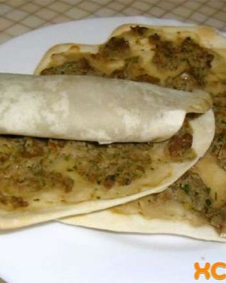 Ламаджо — армянские хрустящие лепешки прослоенные мясным фаршем