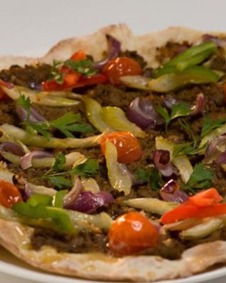 Лепешка со свиным паштетом и сладкими овощами