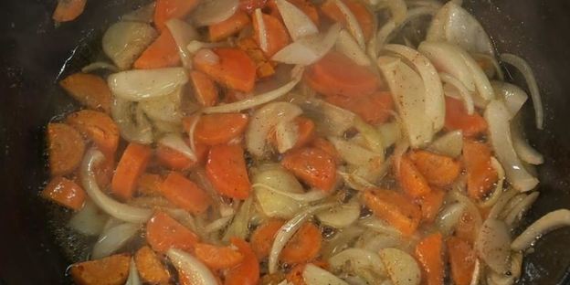 лепешка со свиным паштетом и сладкими овощами