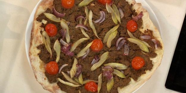 лепешка со свиным паштетом и сладкими овощами