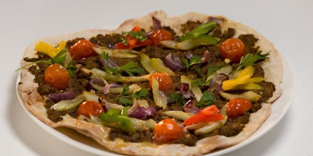 лепешка со свиным паштетом и сладкими овощами