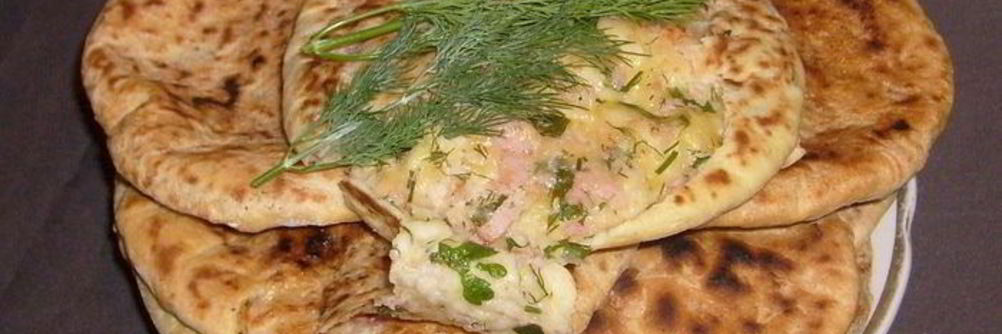 Лепешки с брынзой, сыром, ветчиной и зеленью