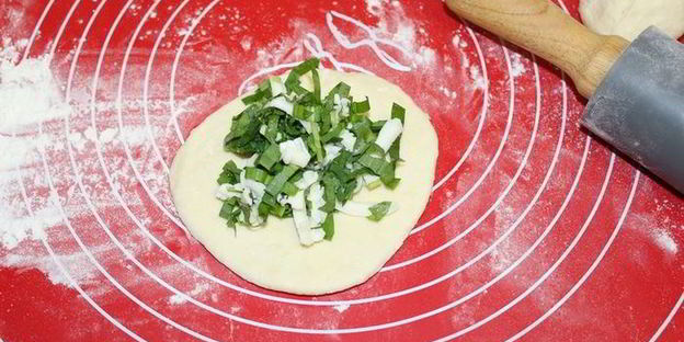 лепешки с черемшой и адыгейским сыром