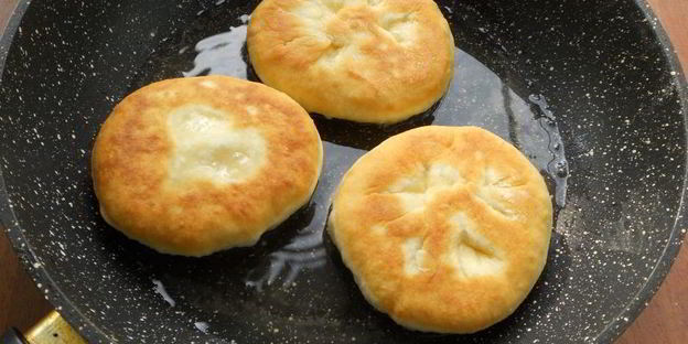 лепешки с куриным фаршем и брынзой