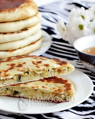 Лепешки с начинкой из риса и яйца