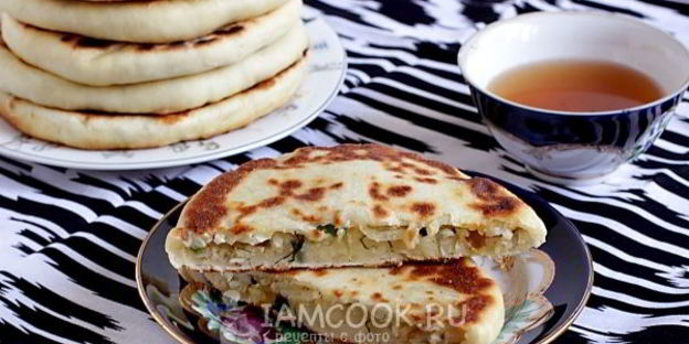 лепешки с начинкой из риса и яйца