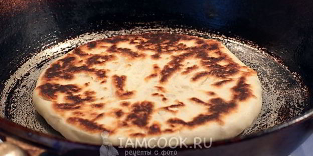 лепешки с начинкой из риса и яйца