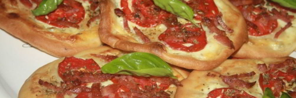 Лепешки с помидорами колбасой сальчичон и сметанно-сырной намазкой