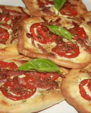 Лепешки с помидорами колбасой сальчичон и сметанно-сырной намазкой