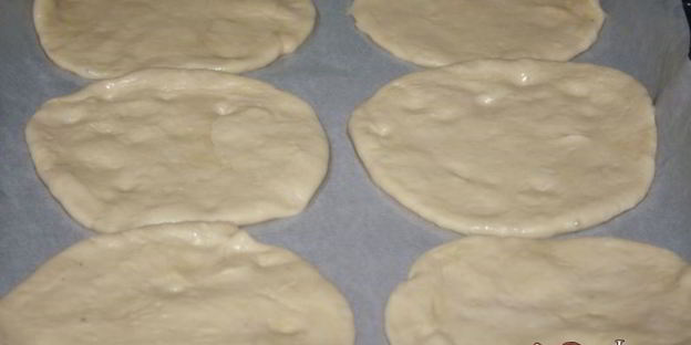 лепешки с помидорами колбасой сальчичон и сметанно-сырной намазкой