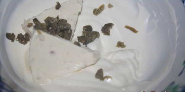 лепешки с помидорами колбасой сальчичон и сметанно-сырной намазкой