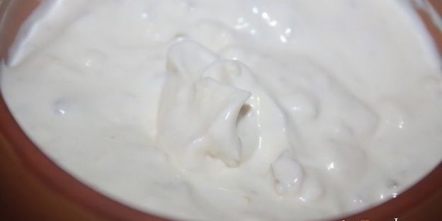 лепешки с помидорами колбасой сальчичон и сметанно-сырной намазкой