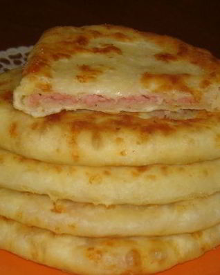 Лепешки с ветчиной и сыром