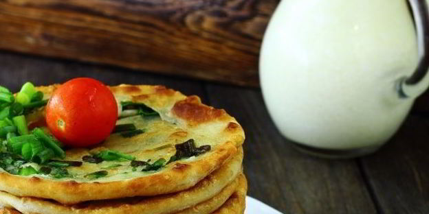 лепешки с зеленым луком на сковороде