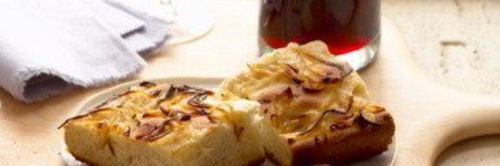 Луковая фокачча с оливками и красным вином