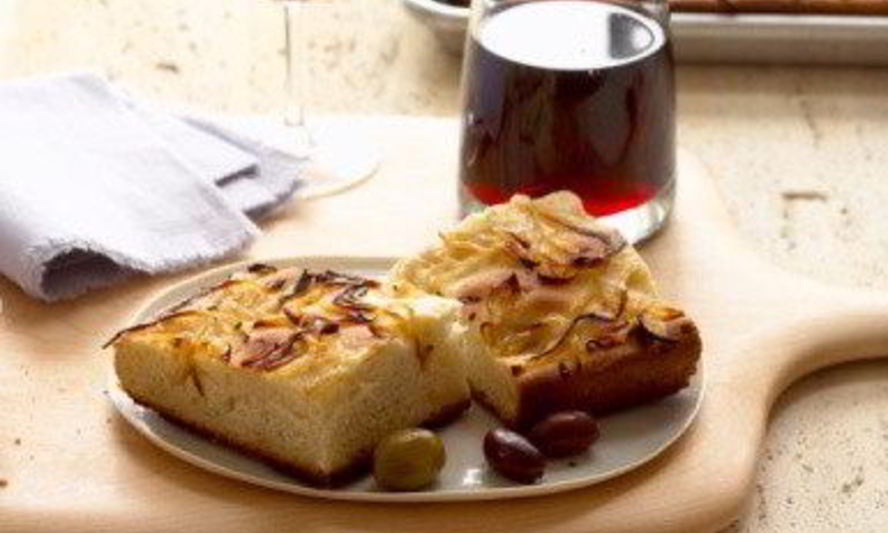 Рецепт луковой фокаччи с оливками и красным вином