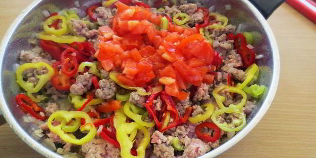 пиде — турецкая лепешка в форме лодочки с начинкой из фарша