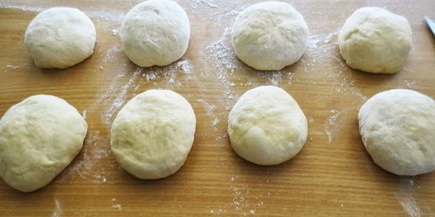 пиде — турецкая лепешка в форме лодочки с начинкой из фарша