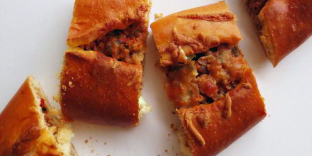 пиде — турецкая лепешка в форме лодочки с начинкой из фарша