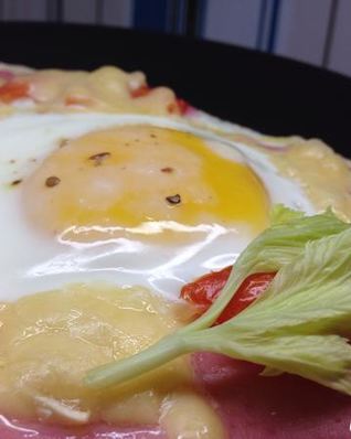 Пита с колбасой, сыром и яйцом