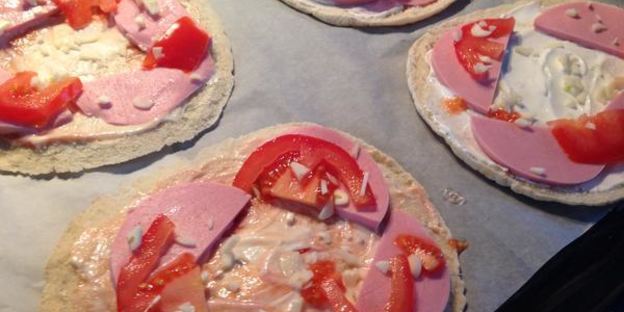 пита с колбасой, сыром и яйцом