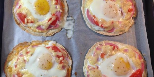 пита с колбасой, сыром и яйцом