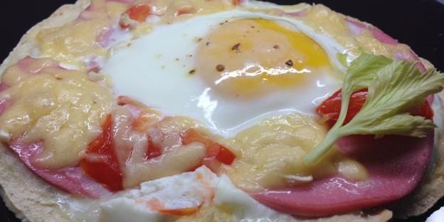 пита с колбасой, сыром и яйцом