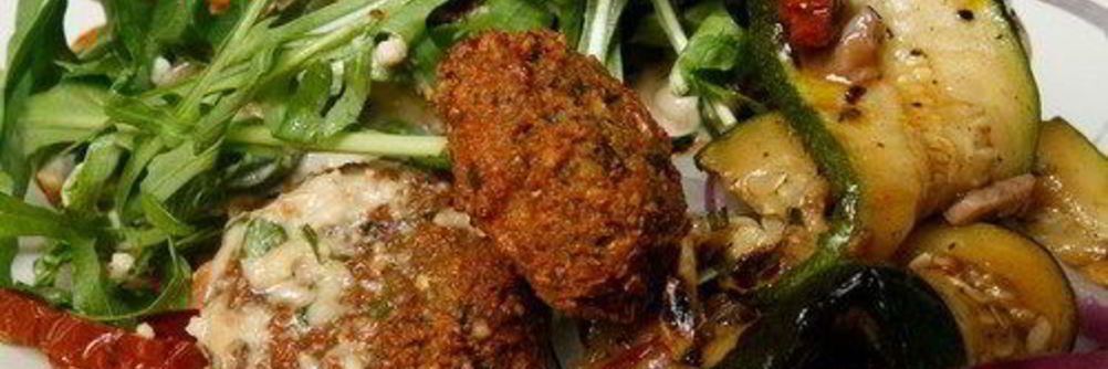 Пита с пряными мясными шариками, рукколой, майонезом с харисой и дольками картофеля