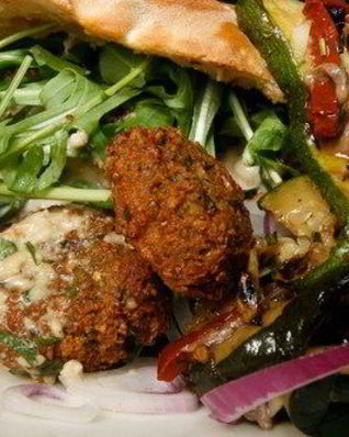 Пита с пряными мясными шариками, рукколой, майонезом с харисой и дольками картофеля