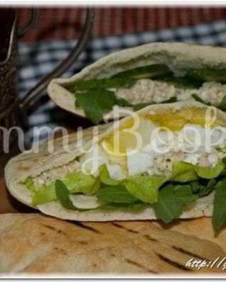 Пита с салатом из рукколы и горбуши