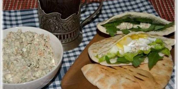 пита с салатом из рукколы и горбуши