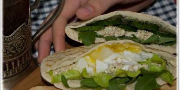 пита с салатом из рукколы и горбуши