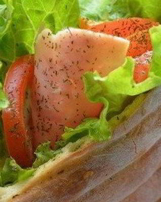 Пита с ветчиной, овощами и кукурузой