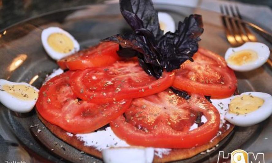 Рецепт сладкой лепешки с базиликом, фетаксой и томатами