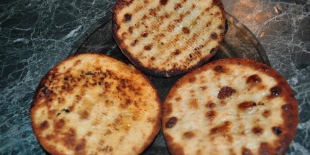 сладкая лепешка с базиликом, фетаксой и томатами