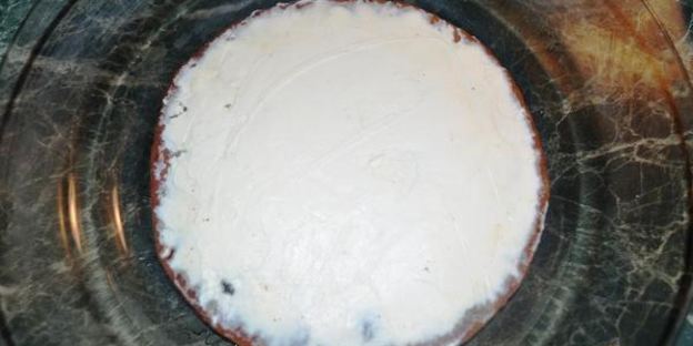 сладкая лепешка с базиликом, фетаксой и томатами