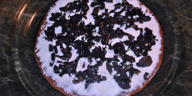 сладкая лепешка с базиликом, фетаксой и томатами