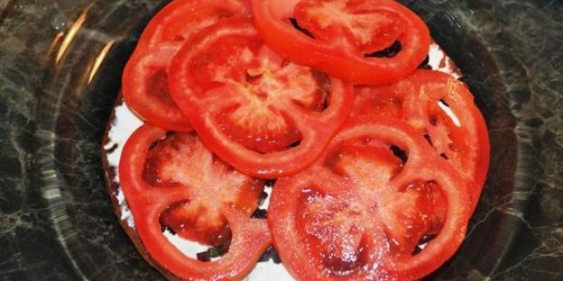 сладкая лепешка с базиликом, фетаксой и томатами