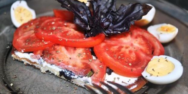 сладкая лепешка с базиликом, фетаксой и томатами