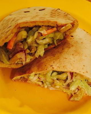 Сочная пита с курицей и салатом