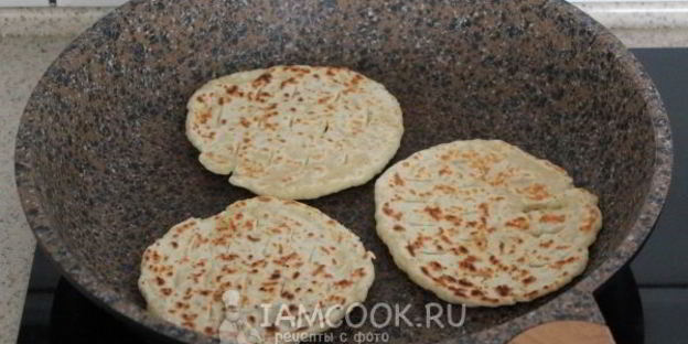 сырные лепешки на молоке на сковороде
