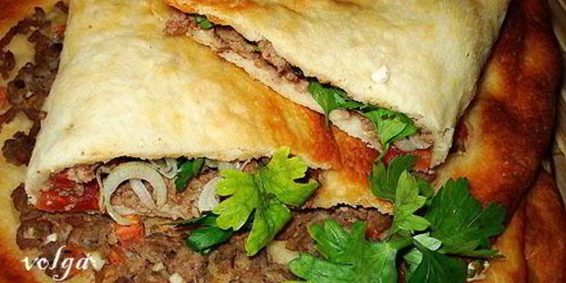 творожные лепешки с мясной начинкой