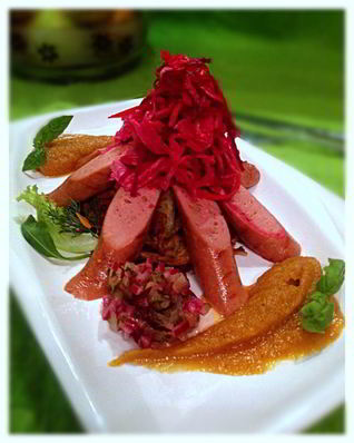 Вегетарианские сосиски с квашеной капустой на лепешке из кабачков с яблочно-морковным пюре