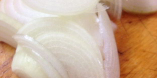 вегетарианские сосиски с квашеной капустой на лепешке из кабачков с яблочно-морковным пюре