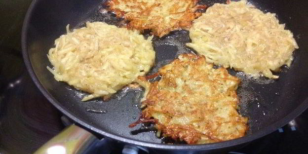 вегетарианские сосиски с квашеной капустой на лепешке из кабачков с яблочно-морковным пюре